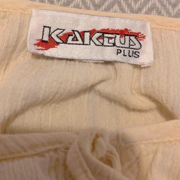 Flaw. Kaktus Plus flowy, embroidered top. Light peach with orange flowers. Cute! - Picture 4 of 5